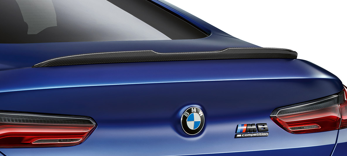 Πίσω αεροτομή από ανθρακονήματα. BMW M8 Competition Coupé, πίσω αεροτομή του πακέτου εξωτερικού εξοπλισμού M Carbon.