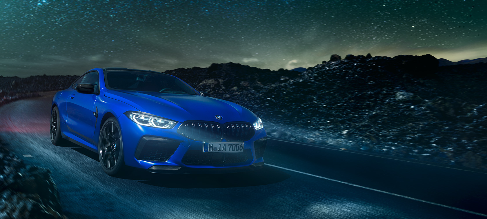BMW M8 Competition Coupé, πίσω λήψη. BMW M8 Competition Coupé, πίσω λήψη, κινούμενη τη νύχτα με πανσέληνο.