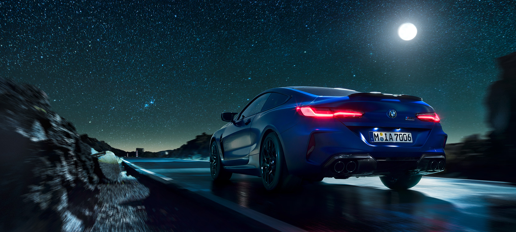 BMW M8 Competition Coupé. Η πρώτη BMW M8 Competition Coupé σε μπλε Marina Bay μεταλλικό, μπροστινή λήψη τριών τετάρτων.