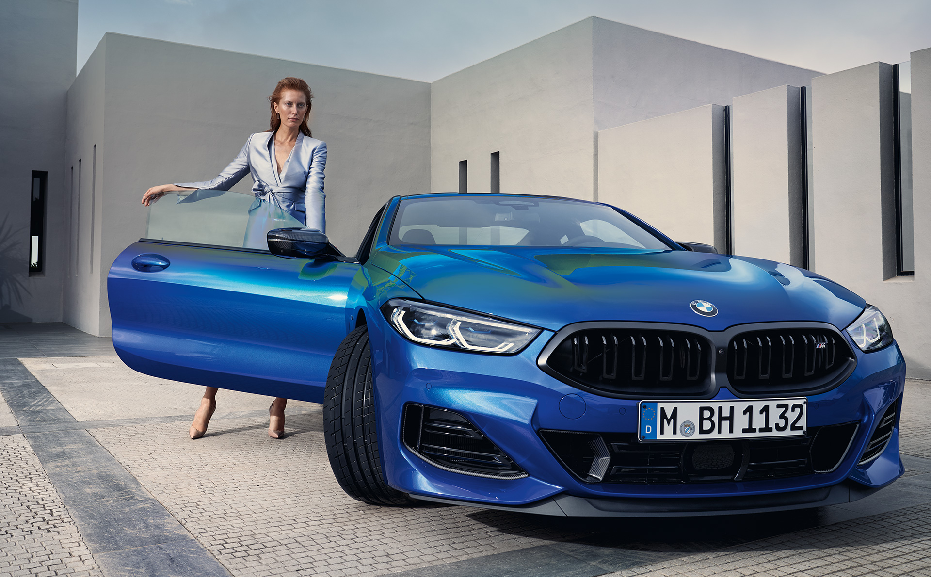 BMW M850i xDrive Coupé, G15, LCI, Facelift, 2022, μπροστινή λήψη, σταθμευμένη BMW M850i xDrive Coupé, G15, LCI, Facelift, 2022, M μπλε Portimao μεταλλικό, μπροστινή λήψη, σταθμευμένη με ανοικτή μπροστινή πόρτα, με γυναικείο μοντέλο