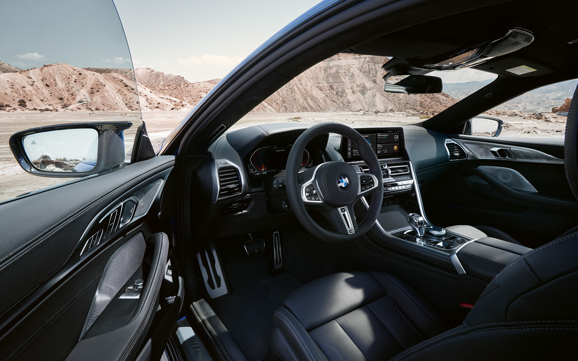 BMW M850i xDrive Coupé, G15, LCI, Facelift, 2022, οδηγοκεντρικό cockpit με Μ δερμάτινο τιμόνι BMW M850i xDrive Coupé, G15, LCI, Facelift, 2022, M μπλε Portimao μεταλλικό, μπροστινή λήψη, σταθμευμένη με ανοικτή μπροστινή πόρτα, με γυναικείο μοντέλο