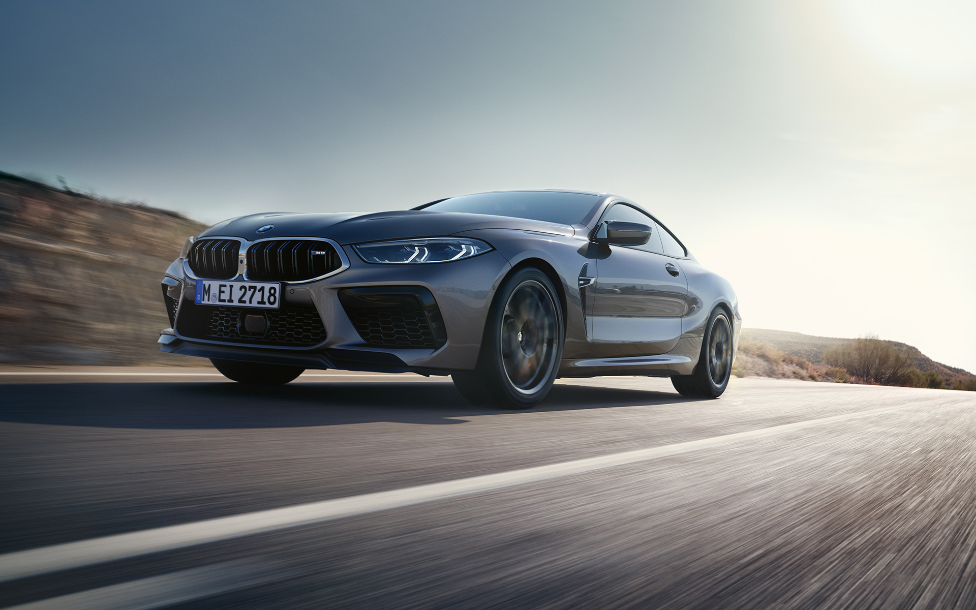 Μπροστινή λήψη τριών τετάρτων, BMW M8 Coupé, F92, LCI, Facelift, 2022, κινούμενη σε αυτοκινητόδρομο BMW M8 Coupé, F92, LCI, Facelift, 2022, γκρι Skyscraper μεταλλικό, μπροστινή λήψη τριών τετάρτων σε αυτοκινητόδρομο, χαμηλή λήψη υπό γωνία