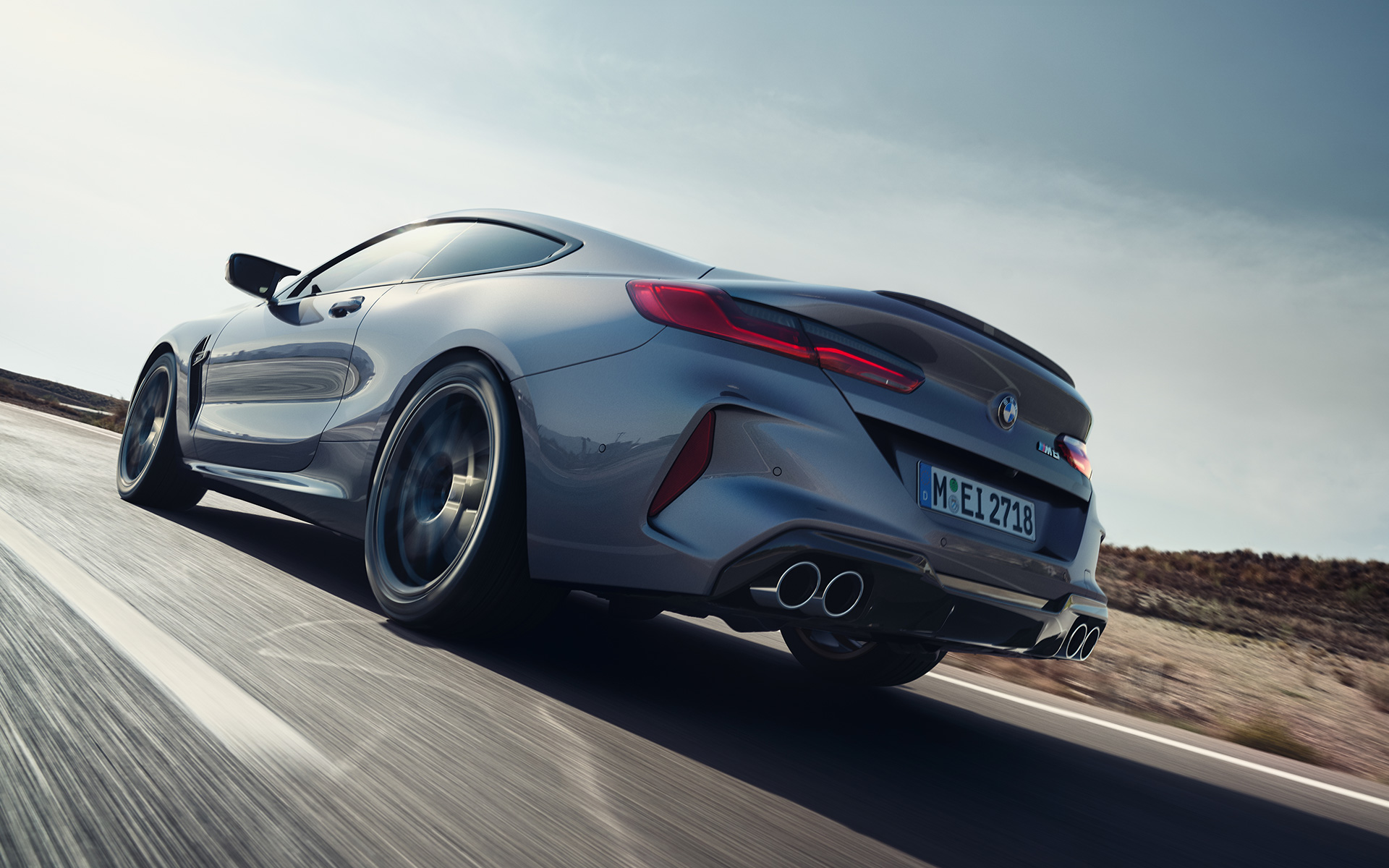 Πίσω λήψη τριών τετάρτων, BMW M8 Coupé, F92, LCI, Facelift, 2022, κινούμενη σε αυτοκινητόδρομο BMW M8 Coupé, F92, LCI, Facelift, 2022, γκρι Skyscraper μεταλλικό, πίσω λήψη τριών τετάρτων σε αυτοκινητόδρομο, χαμηλή λήψη υπό γωνία