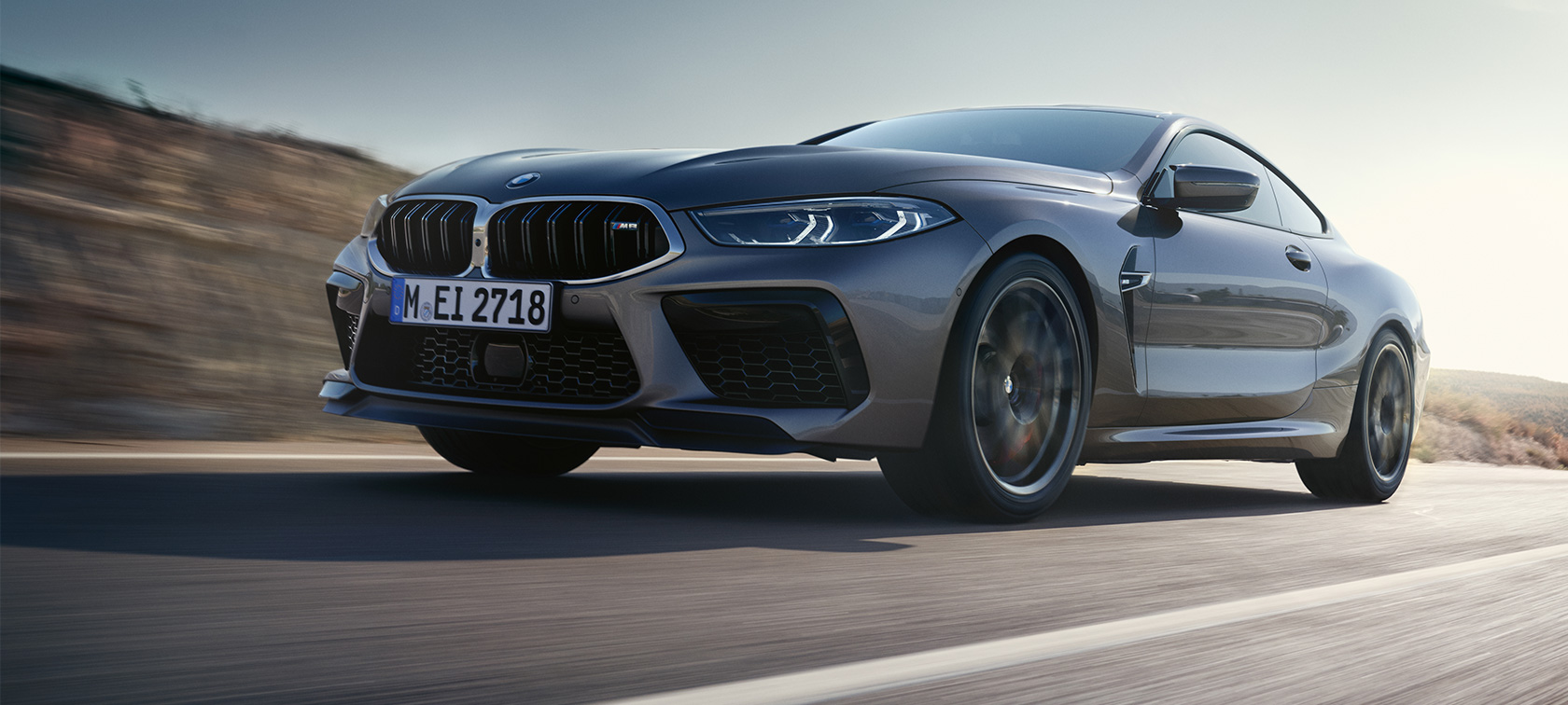 BMW M8 Coupé, F92, LCI, Facelift, 2022, πλαϊνή λήψη τριών τετάρτων, σε κίνηση BMW M8 Coupé, F92, LCI, Facelift, 2022, γκρι Skyscraper μεταλλικό, πλαϊνή λήψη τριών τετάρτων, χαμηλή λήψη υπό γωνία