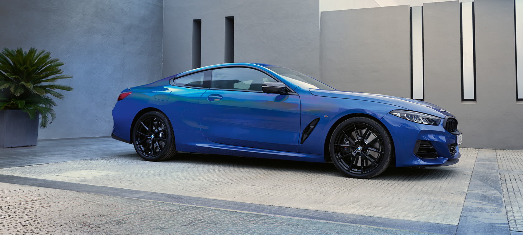 Πλαϊνή λήψη, BMW M850i xDrive Coupé, G15, LCI, Facelift, 2022 BMW M850i xDrive Coupé, G15, LCI, Facelift, 2022, M μπλε Portimao μεταλλικό, πλαϊνή λήψη μπροστά από κτίριο
