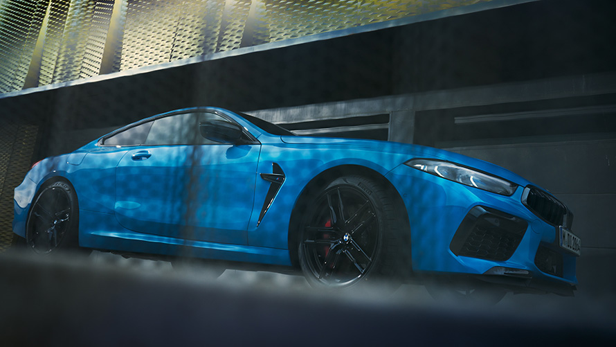 BMW M8 Competition Coupé F92 LCI Facelift 2022 Daytona Μπλε Beach πλαϊνή λήψη τρία τέταρτα BMW M8 Competition Coupé F92 LCI Facelift 2022 Daytona Μπλε Beach πλαϊνή λήψη τρία τέταρτα