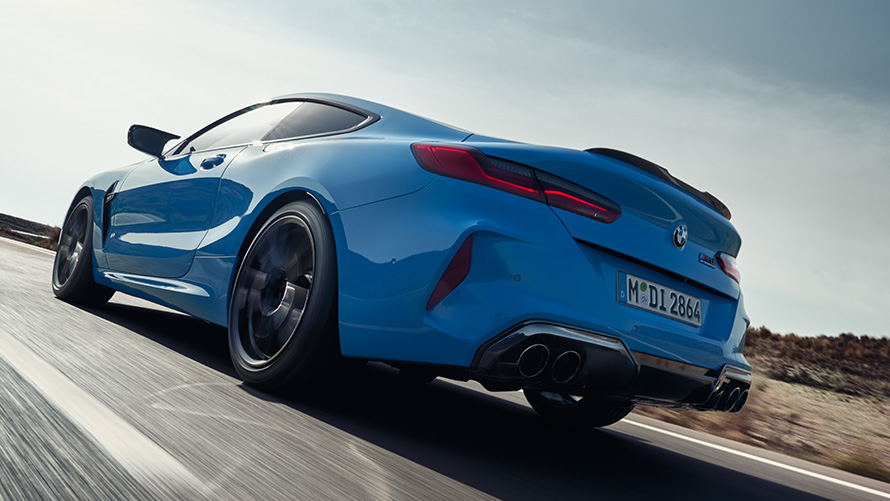 BMW M8 Competition Coupé, F92, LCI, 2022, πίσω λήψη τριών τετάρτων, σε κίνηση BMW M8 Competition Coupé, F92, LCI Facelift, 2022, μπλε Daytona Beach μη μεταλλικό, πίσω λήψη τριών τετάρτων, σε κίνηση