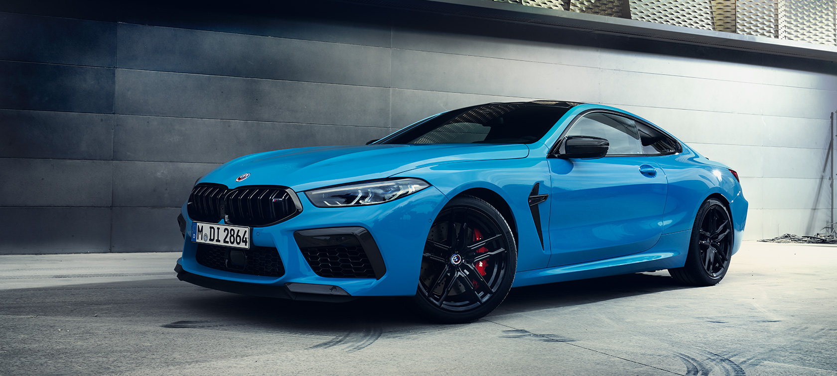 BMW M8 Competition Coupé F92 LCI Facelift 2022 Daytona Μπλε Beach πλαϊνή λήψη τρία τέταρτα μπροστά από τοίχο