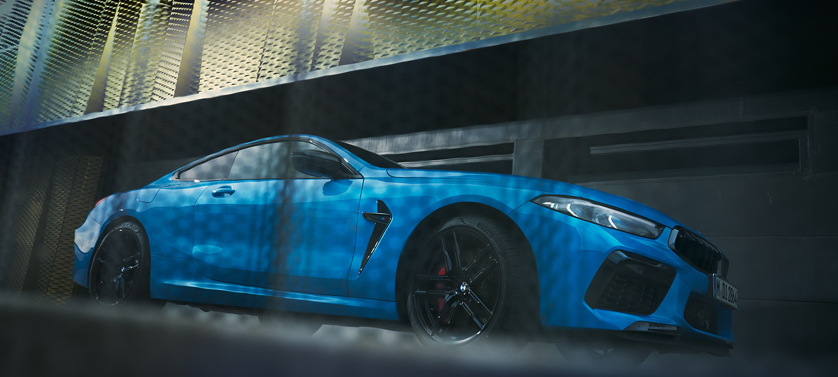 BMW M8 Competition Coupé, F92, LCI Facelift, 2022, πλαϊνή λήψη, σταθμευμένη, χαμηλή λήψη υπό γωνία BMW M8 Competition Coupé, F92, LCI Facelift, 2022, BMW Individual μπλε Daytona Beach μη μεταλλικό, πλαϊνή λήψη τριών τετάρτων, σταθμευμένη μπροστά από κτίριο, χαμηλή λήψη υπό γωνία