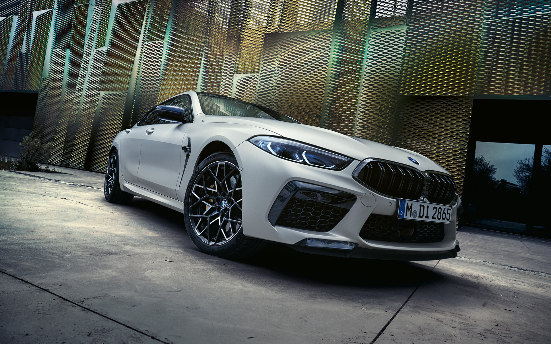 BMW M8 Competition Gran Coupé, F93, LCI, Facelift, 2022, BMW Individual λευκό Frozen Brilliant μεταλλικό, μπροστινή λήψη τριών τετάρτων, χαμηλή λήψη υπό γωνία