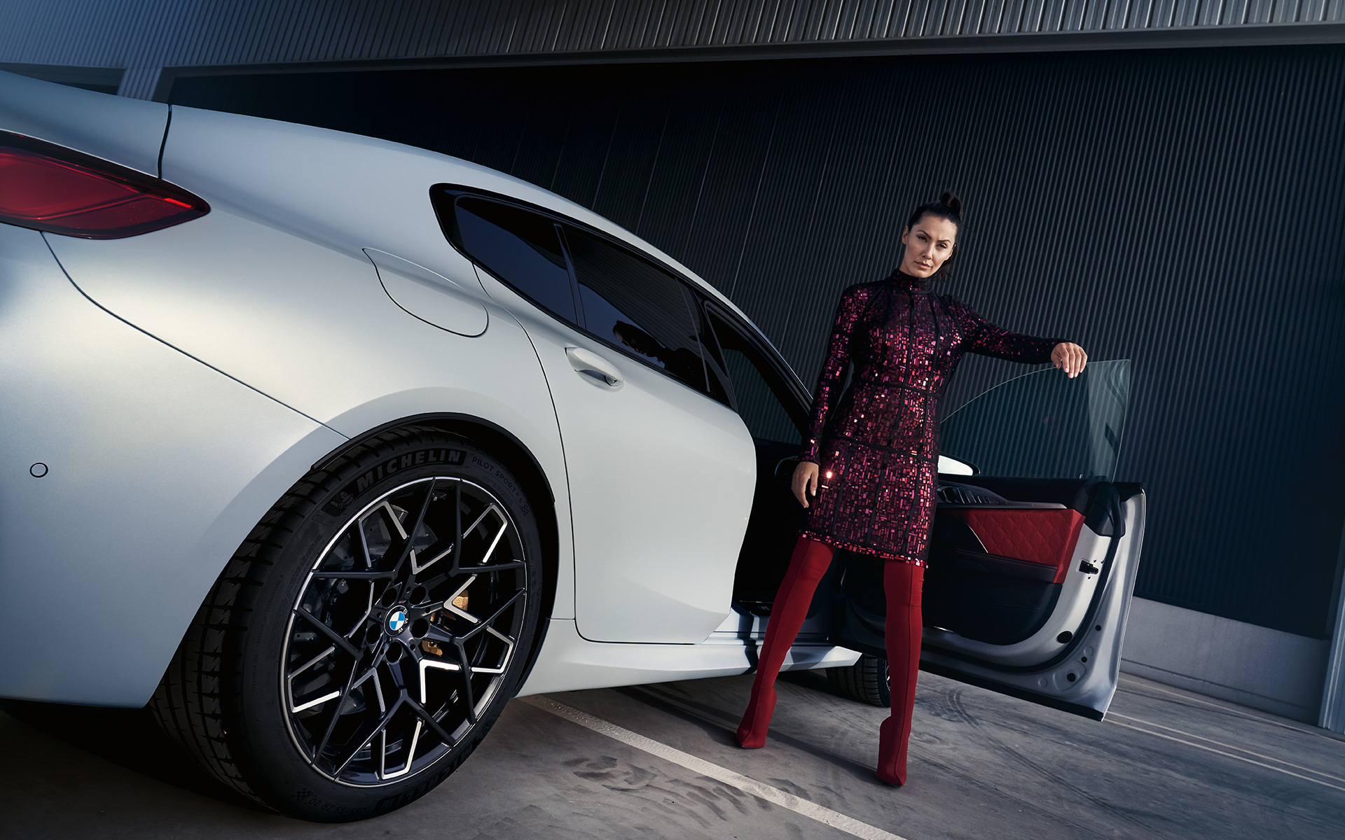 BMW M8 Competition Gran Coupé, F93, LCI, Facelift, 2022, BMW Individual λευκό Frozen Brilliant μεταλλικό, πίσω λήψη τριών τετάρτων με μοντέλο, χαμηλή λήψη υπό γωνία