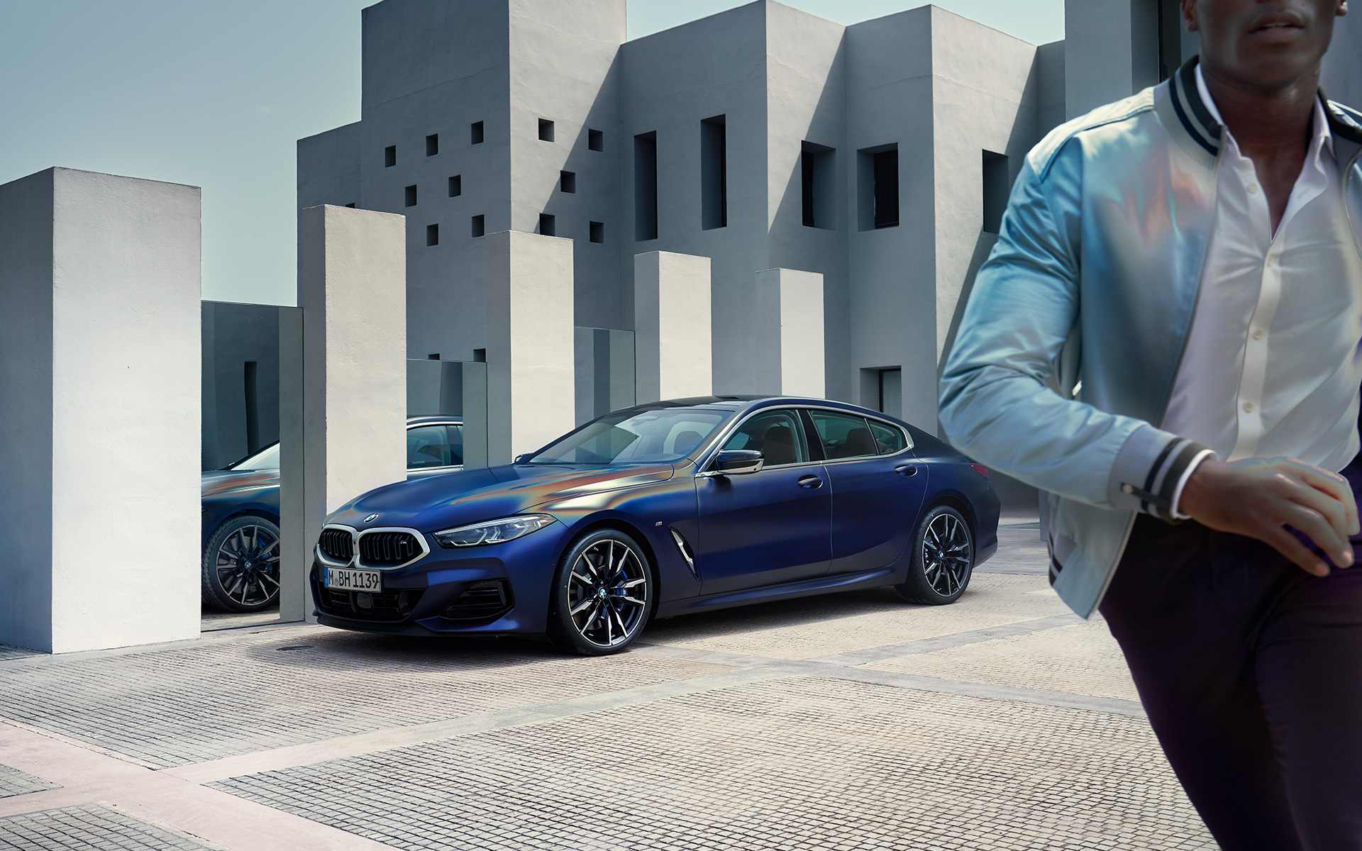 BMW M850i xDrive Gran Coupé, G16, LCI, Facelift, 2022, BMW Individual μπλε Frozen Tanzanite μεταλλικό, μπροστινή λήψη τριών τετάρτων, σταθμευμένη με αντρικό μοντέλο στο προσκήνιο