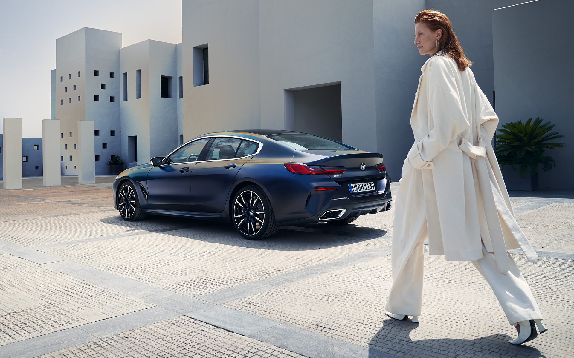 BMW M850i xDrive Gran Coupé, G16, LCI, Facelift, 2022, BMW Individual μπλε Frozen Tanzanite μεταλλικό, πίσω λήψη τριών τετάρτων με γυναικείο μοντέλο