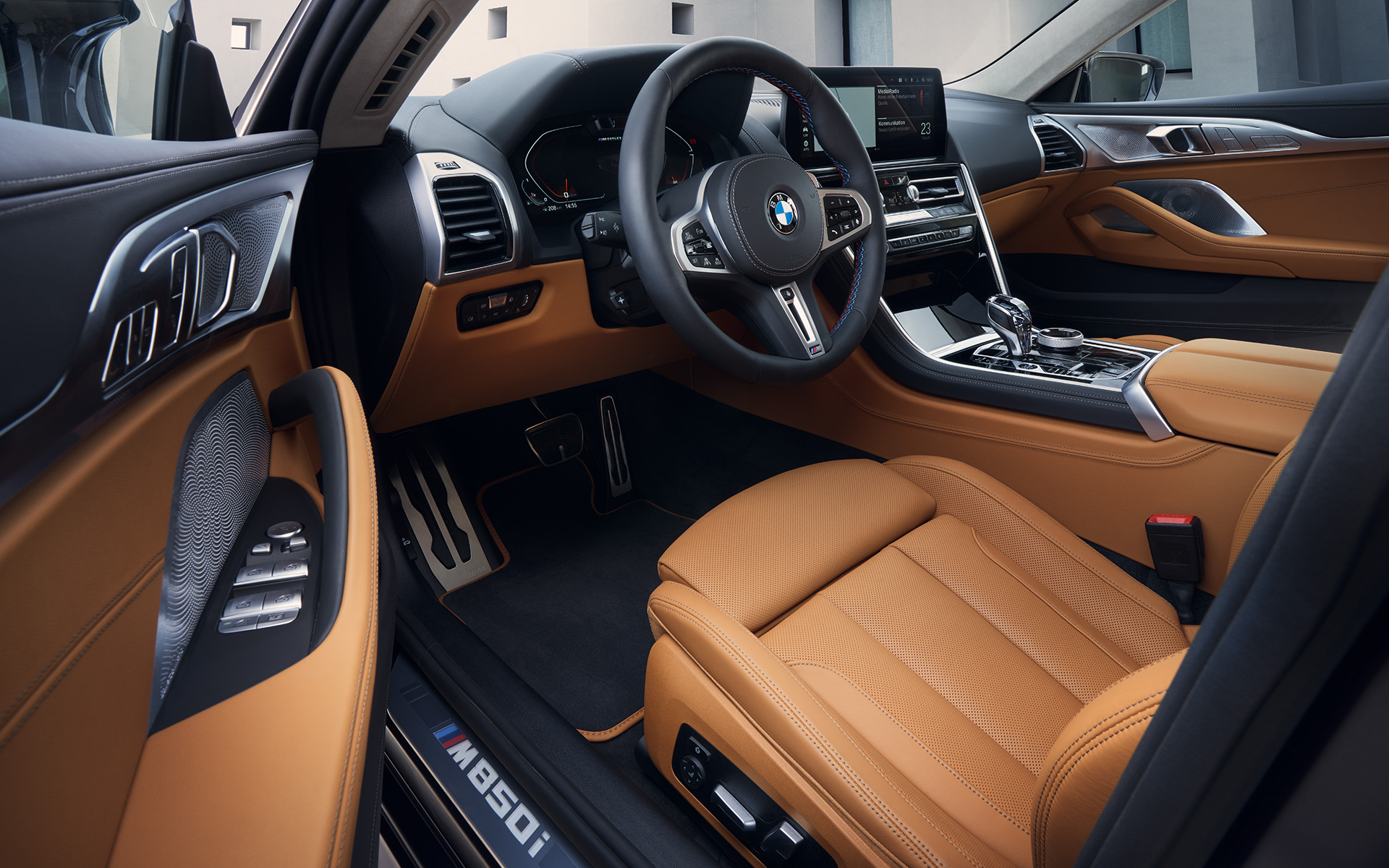 BMW M850i xDrive Gran Coupé, G16, LCI, Facelift, 2022, εσωτερικό, cockpit μέσα από την ανοικτή πόρτα οδηγού