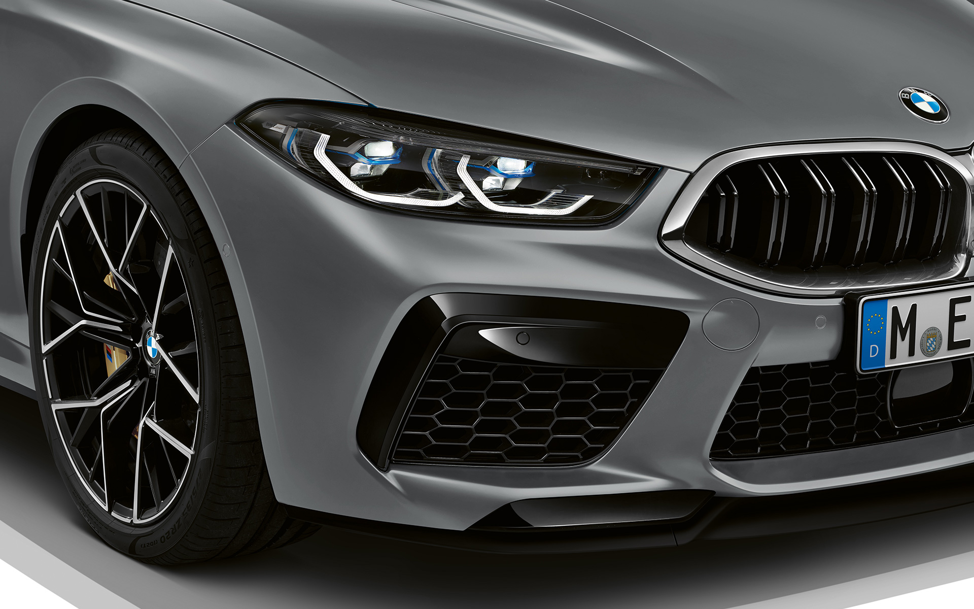 BMW M8 Gran Coupé, F93, LCI, Facelift, 2022, BMW Individual γκρι Frozen Pure μεταλλικό, Μ προφυλακτήρας μπροστά, κοντινή λήψη