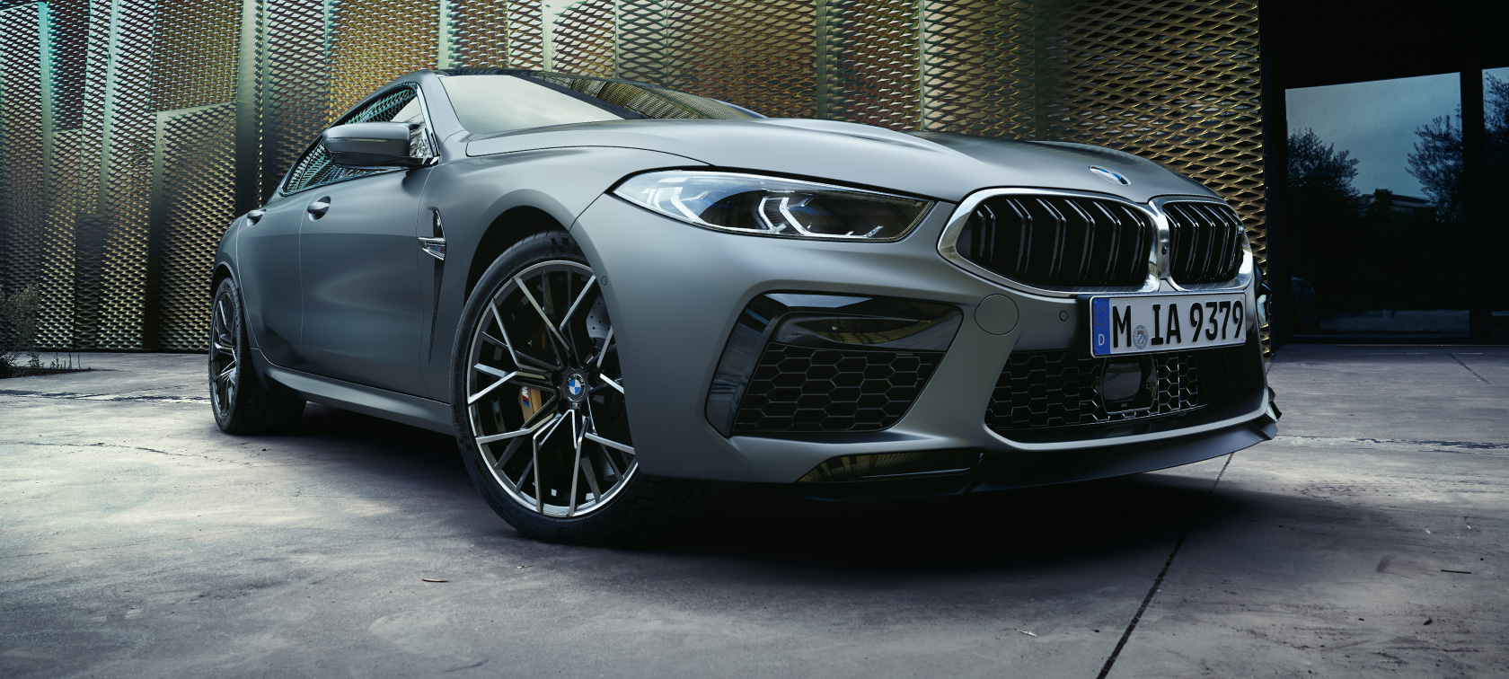 BMW M8 Gran Coupé, F93, LCI, Facelift, 2022, BMW Individual γκρι Frozen Pure μεταλλικό, μπροστινή λήψη τριών τετάρτων, χαμηλή λήψη υπό γωνία