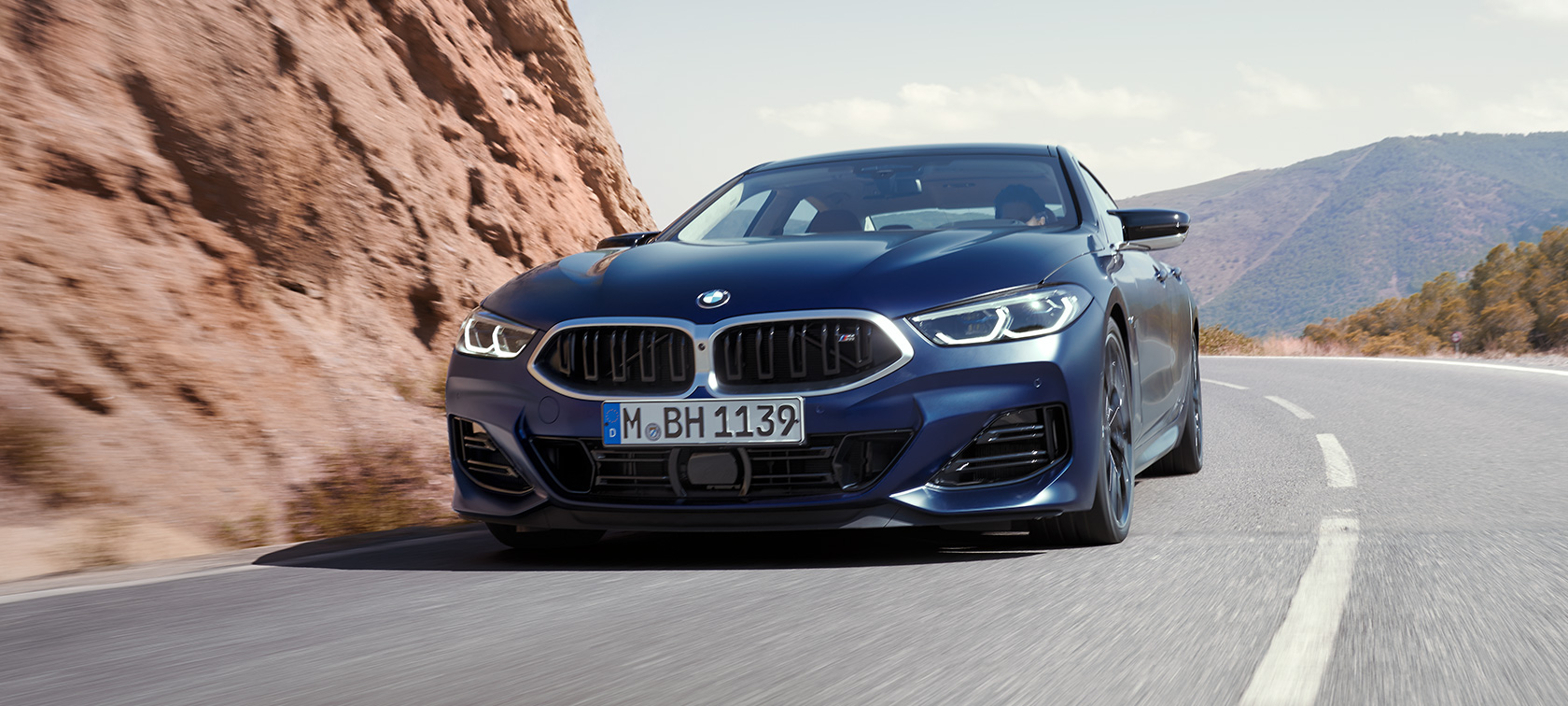BMW M850i xDrive Gran Coupé, G16, LCI, Facelift, 2022, BMW Individual μπλε Frozen Tanzanite μεταλλικό, μπροστινή λήψη τριών τετάρτων, κινούμενη σε στροφή