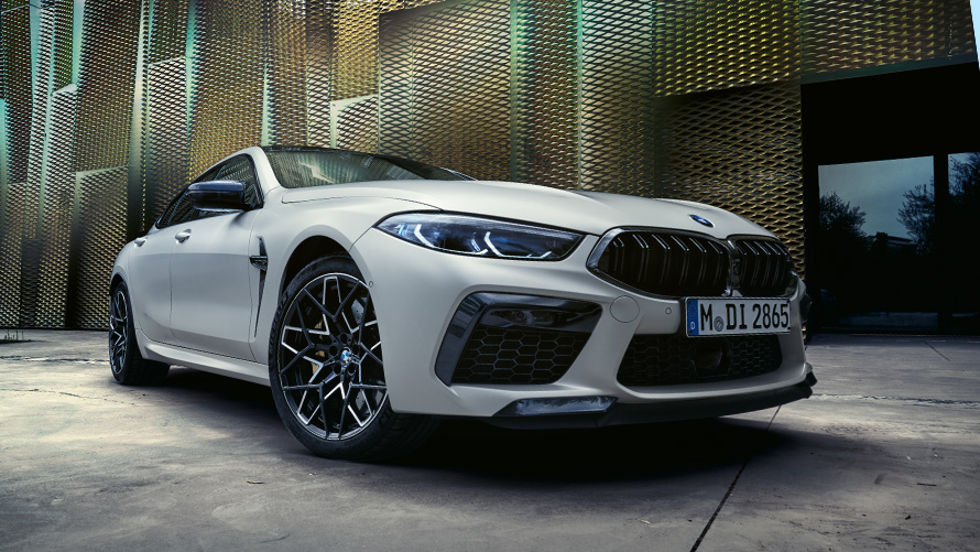 Μπροστινή λήψη τριών τετάρτων, BMW M8 Competition Gran Coupé, F93, LCI, 2022 BMW M8 Competition Gran Coupé, F93, LCI, Facelift, 2022, BMW Individual λευκό Frozen Brilliant μεταλλικό, μπροστινή λήψη τριών τετάρτων, χαμηλή λήψη υπό γωνία