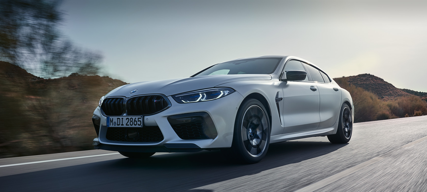 BMW M8 Competition Gran Coupé, F93, LCI, Facelift, 2022, BMW Individual λευBMW M8 Competition Gran Coupé, F93, LCI, 2022, μπροστινή λήψη τριών τετάρτων, σε κίνηση