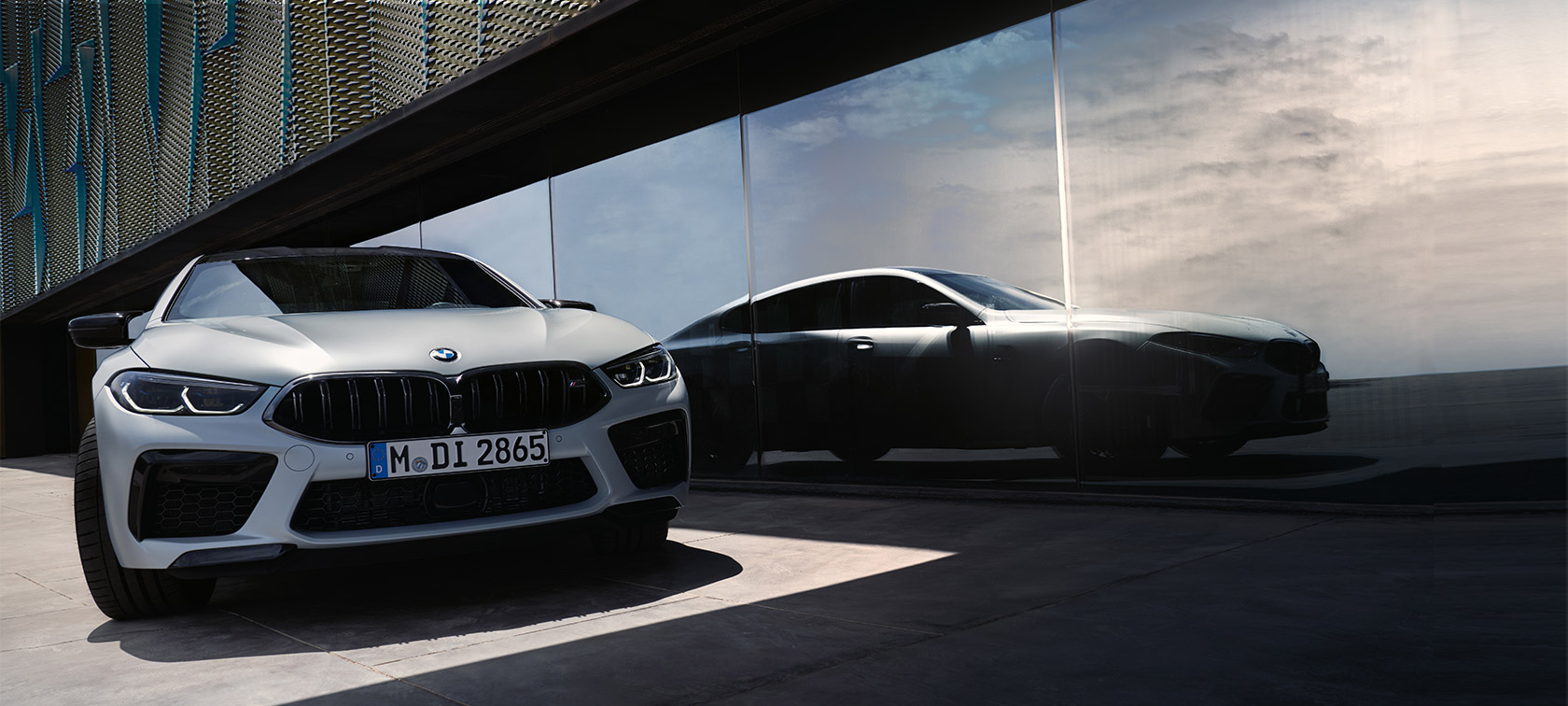Μπροστινή λήψη, BMW M8 Competition Gran Coupé, F93, LCI, Facelift, 2022 BMW M8 Competition Gran Coupé, F93, LCI Facelift, 2022, BMW Individual λευκό Frozen Brilliant μεταλλικό, μπροστινή λήψη τριών τετάρτων με αντανάκλαση σιλουέτας στο μπροστινό παράθυρο