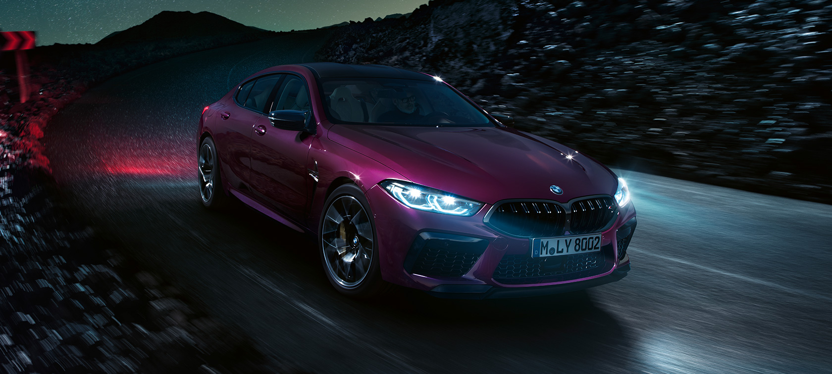 BMW M8 Competition Gran Coupé μπροστινή λήψη τρία τέταρτα BMW M8 Competition Gran Coupé F93 2020 BMW Individual Ametrine μεταλλικό εν κινίσει τη νύχτα μπροστινή λήψη τρία τέταρτα