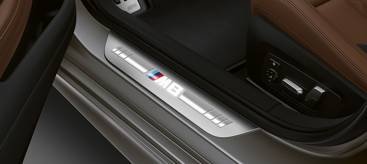 Μαρσπιέ θυρών BMW M8 Gran Coupé Μαρσπιέ θυρών με αναγραφή M8 BMW M8 Gran Coupé F93 2020 εσωτερικό