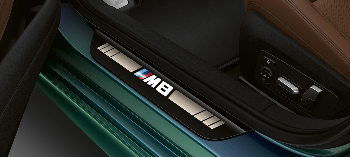 Μαρσπιέ θυρών BMW M8 Gran Coupé First Edition Μαρσπιέ θυρών BMW M8 Gran Coupé First Edition F93 2020 BMW Individual Aurora Diamond Green μεταλλικό εσωτερικό