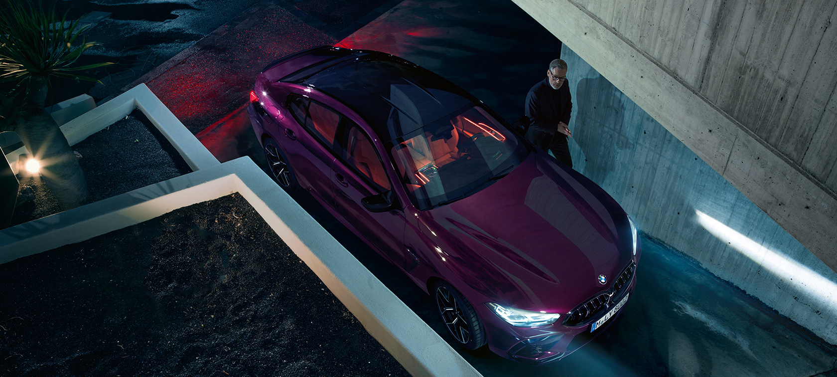 BMW M8 Competition Gran Coupé λήψη από ψηλά BMW M8 Competition Gran Coupé F93 2020 BMW Individual Ametrine μεταλλικό στατική λήψη από ψηλά μπροστά από ένα κτίριο