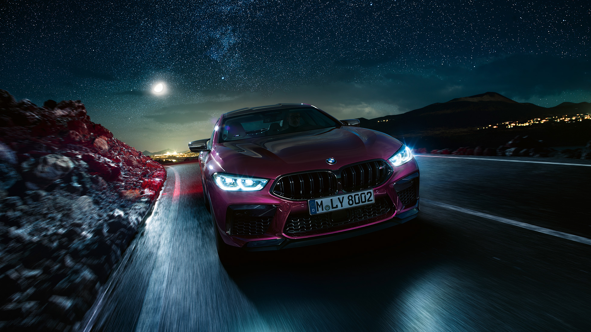 BMW M8 Competition Gran Coupé μπροστινή λήψη εν κινήσει BMW M8 Competition Gran Coupé F93 2020 BMW Individual Ametrine μεταλλικό μπροστινή λήψη εν κινήσει