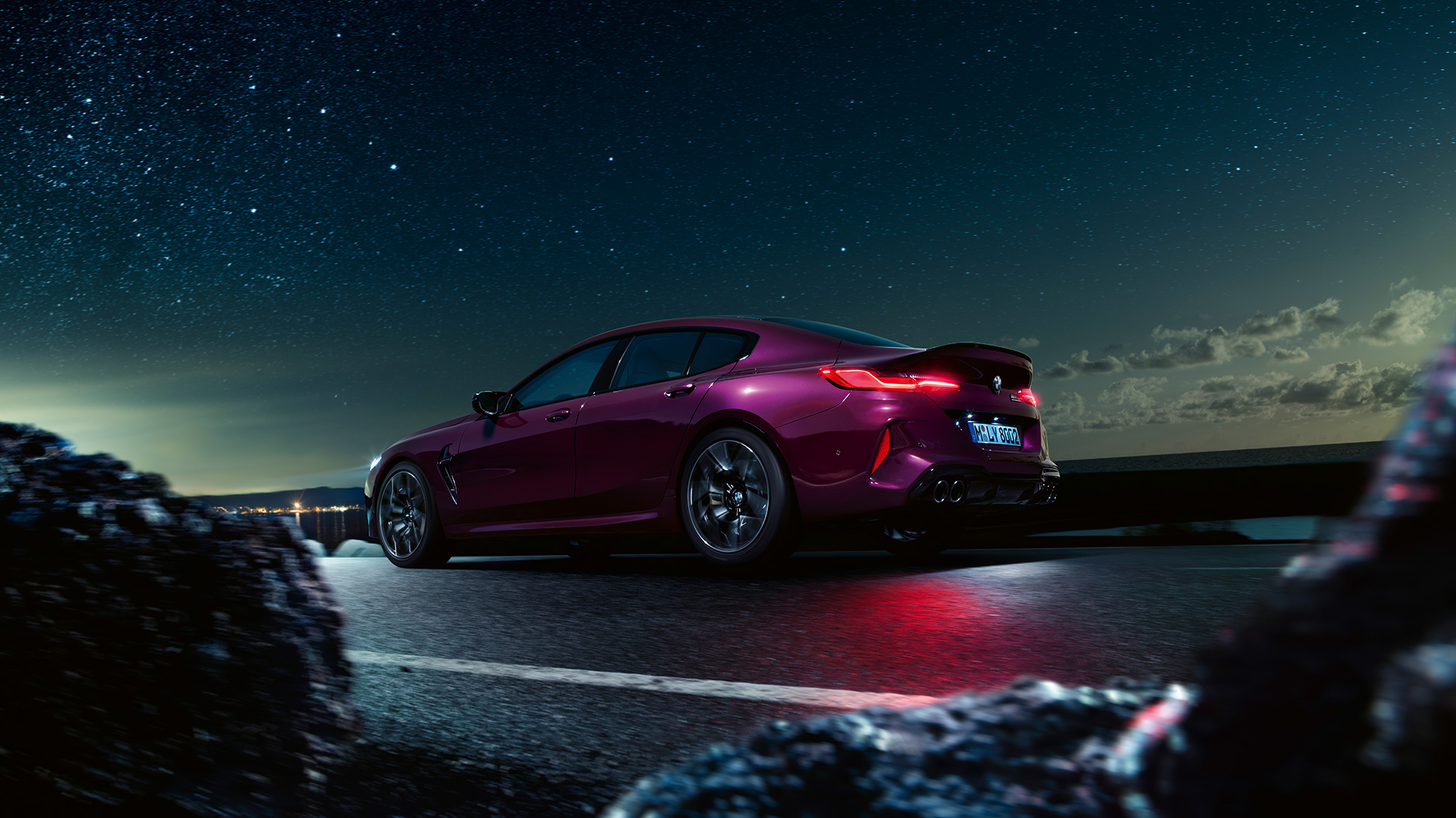 BMW M8 Competition Gran Coupé πίσω χαμηλή λήψη τρία τέταρτα BMW M8 Competition Gran Coupé F93 2020 BMW Individual Ametrine μεταλλικό πίσω χαμηλή λήψη τρία τέταρτα