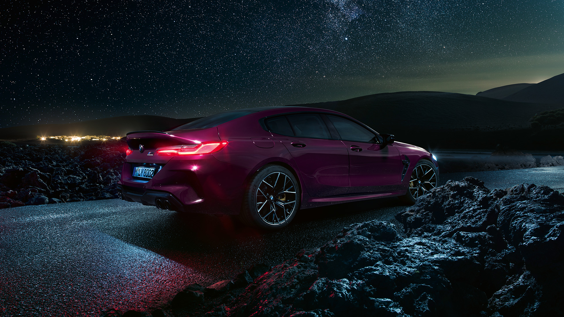 BMW M8 Competition Gran Coupé πλαϊνή λήψη τριών τετάρτων από πίσω BMW M8 Competition Gran Coupé F93 2020 BMW Individual Ametrine μεταλλικό πλαϊνή λήψη τριών τετάρτων από πίσω