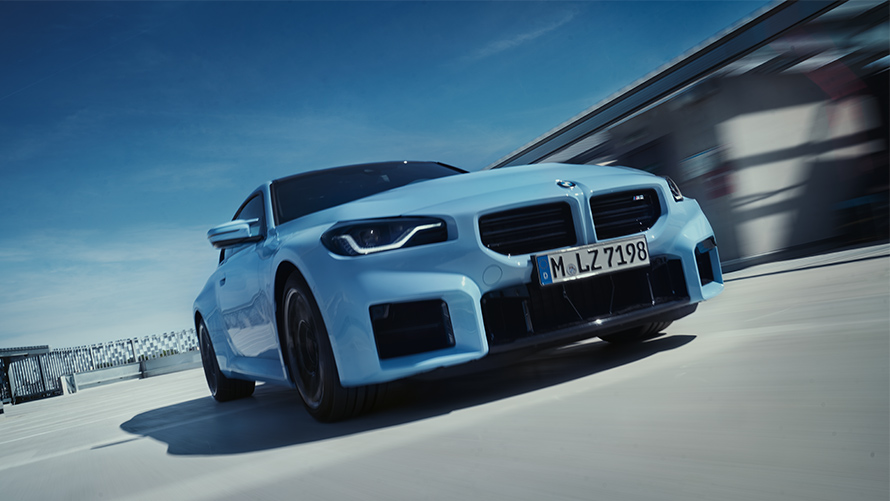 BMW M2, G87, μπροστινή λήψη, κινούμενη στο δρόμο BMW M, BMW M2, G87, μπροστινή λήψη, κινούμενη στο δρόμο