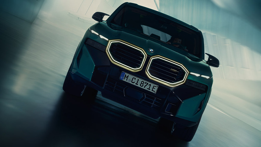 BMW ΧΜ, G09 μπροστινή λήψη, κινούμενη στον δρόμο BMW M, BMW ΧΜ, G09 μπροστινή λήψη, κινούμενη στον δρόμο