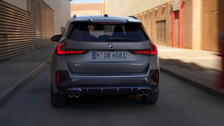 BMW X1 M35i xDrive BMW X1 M35i xDrive, πίσω λήψη, σε κίνηση