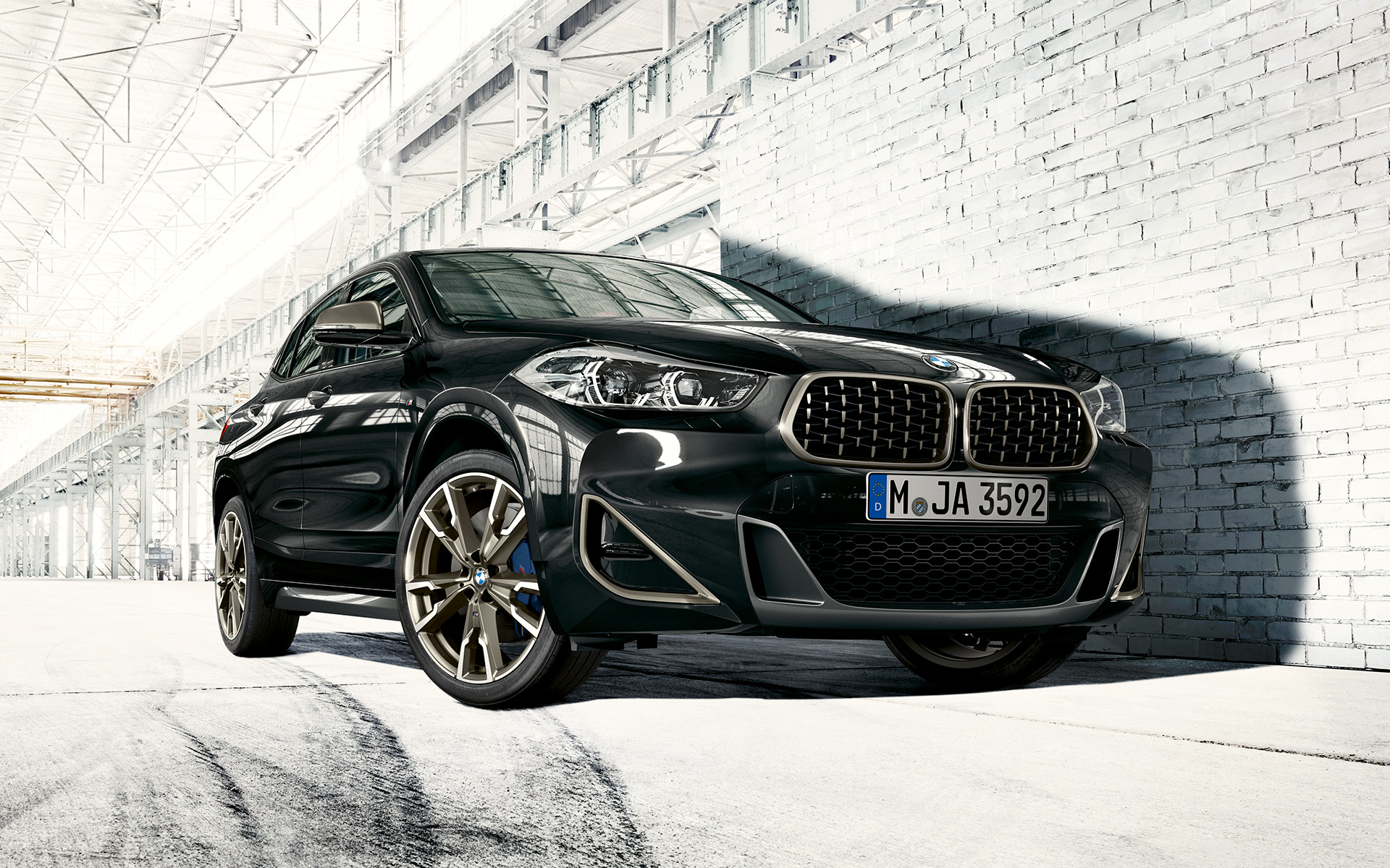 Μάσκα με διπλά "νεφρά", BMW Χ2 M35i (F39), μαύρο Sapphire μεταλλικό, μπροστινή λήψη τριών τετάρτων, σταθμευμένη
