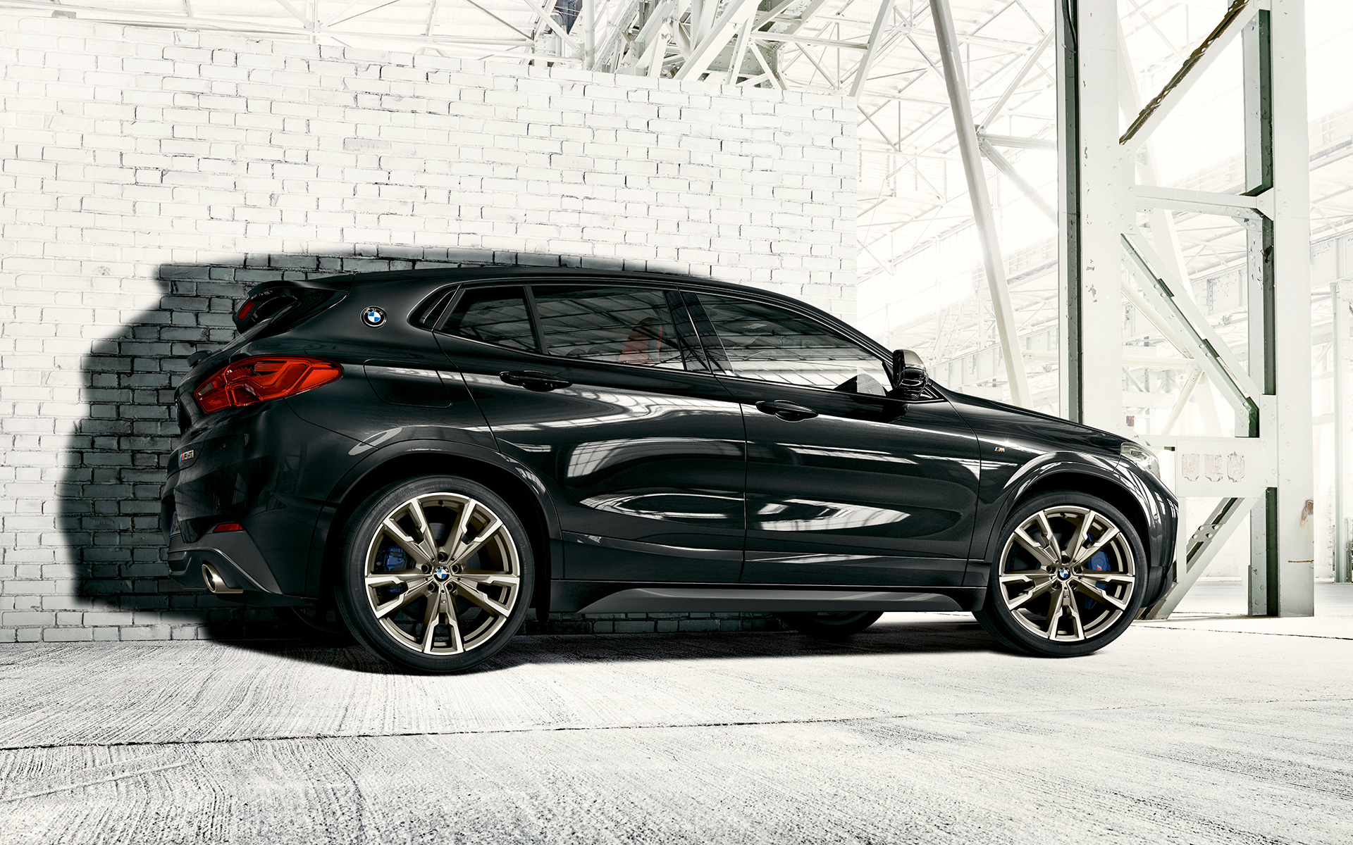 Μ ζάντες ελαφρού κράματος, BMW X2 M35i (F39), μαύρο Sapphire μεταλλικό, πλαϊνή λήψη, σταθμευμένη