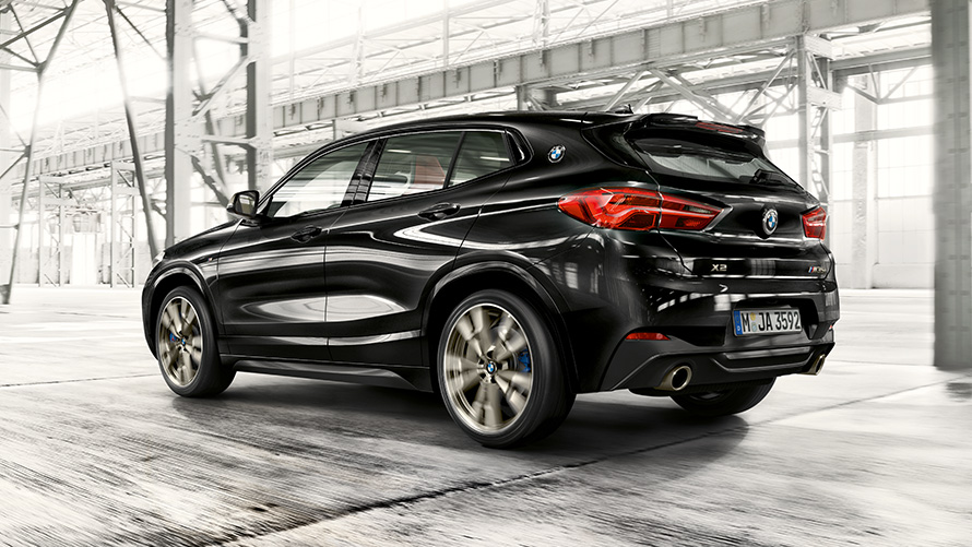 BMW Χ2 M35i (F39), μαύρο Sapphire μεταλλικό, πίσω λήψη τριών τετάρτων, σε κίνηση BMW Χ2 M35i (F39), μαύρο Sapphire μεταλλικό, πίσω λήψη τριών τετάρτων, σε κίνηση