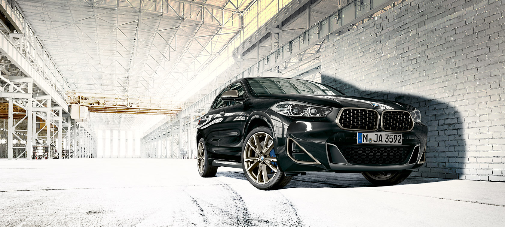 Χαμηλή λήψη υπό γωνία, BMW X2 M35i (F39), μαύρο Sapphire μεταλλικό