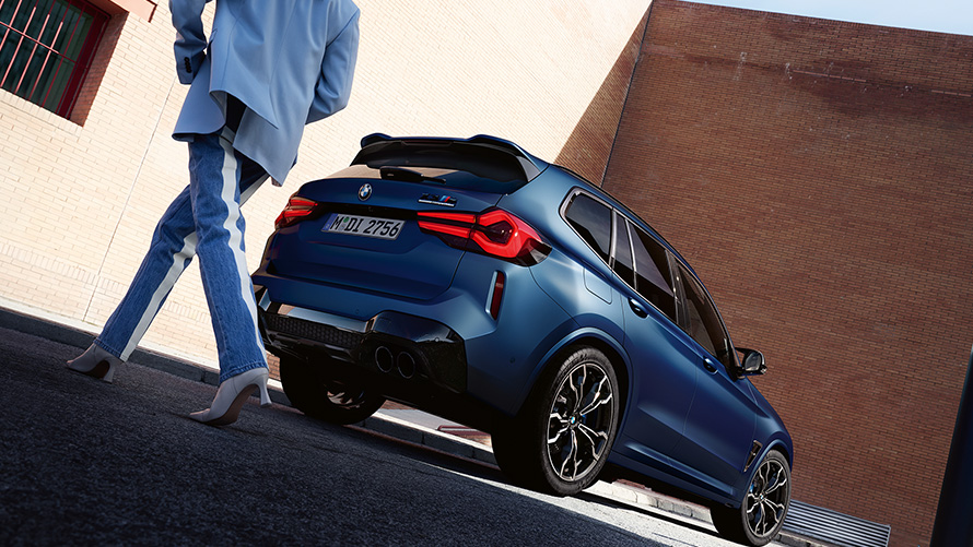 BMW X3 M Competition, F97, LCI, 2021, χαμηλή πίσω λήψη τριών τετάρτων με μοντέλο BMW X3 M Competition, F97, LCI, Facelift, 2021, μπλε Frozen Marina Bay μεταλλικό, χαμηλή πίσω λήψη τριών τετάρτων με μοντέλο