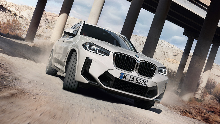 BMW X3 M, F97, LCI, Facelift, 2021, λευκό Alpine, μπροστινή λήψη τριών τετάρτων, κινούμενη σε στροφή