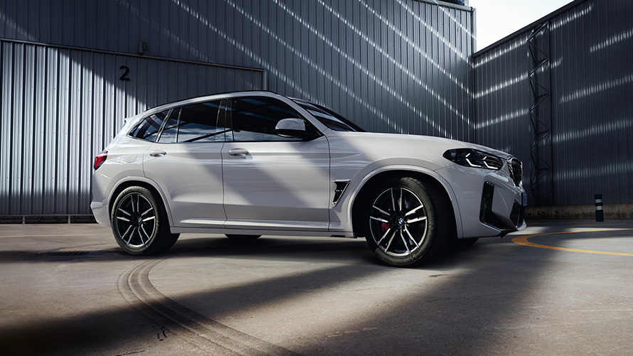 BMW X3 M, F97, LCI, Facelift, 2021, λευκό Alpine, πλαϊνή λήψη, σταθμευμένη