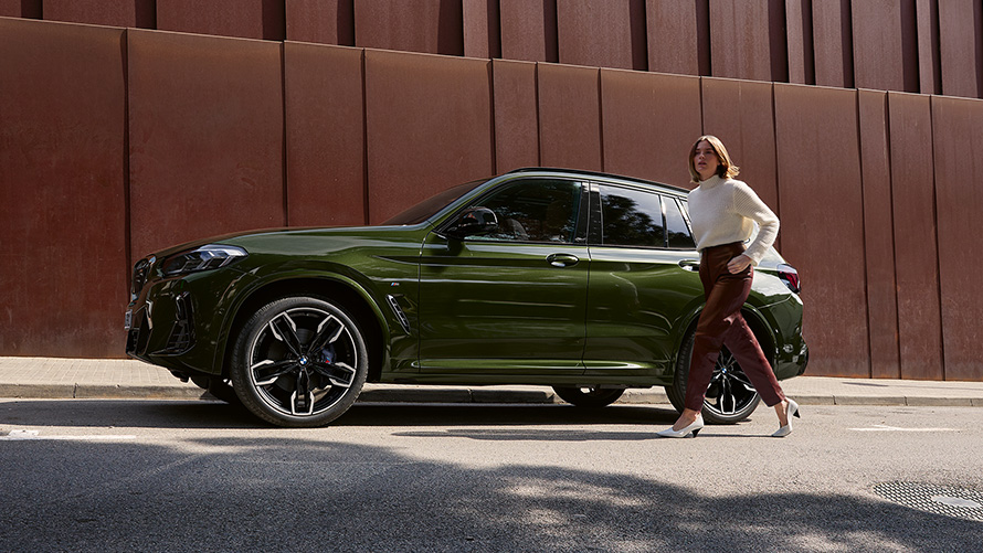 BMW X3, M40i, G01, LCI, Facelift, 2021, πράσινο Malachite μεταλλικό, πλαϊνή λήψη με γυναικείο μοντέλο