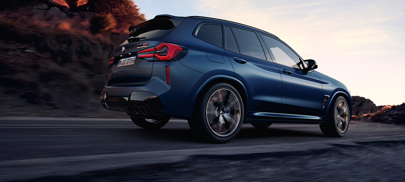 BMW X3 M Competition, F97, LCI, 2021, χαμηλή πίσω λήψη τριών τετάρτων BMW X3 M Competition, F97, LCI, Facelift, 2021, μπλε Frozen Marina Bay μεταλλικό, σε κίνηση, χαμηλή πίσω λήψη τριών τετάρτων