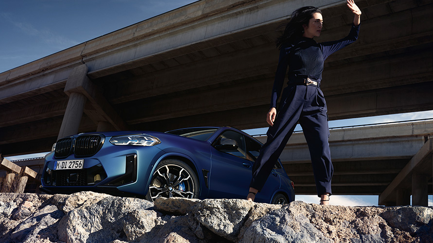 BMW X3 M Competition, F97, LCI, Facelift, 2021, μπροστινή λήψη τριών τετάρτων, με μοντέλο BMW Χ3 Μ Competition, F97, LCI, Facelift, 2021, BMW Individual μπλε Frozen Portimao μεταλλικό, μπροστινή λήψη τριών τετάρτων με μοντέλο