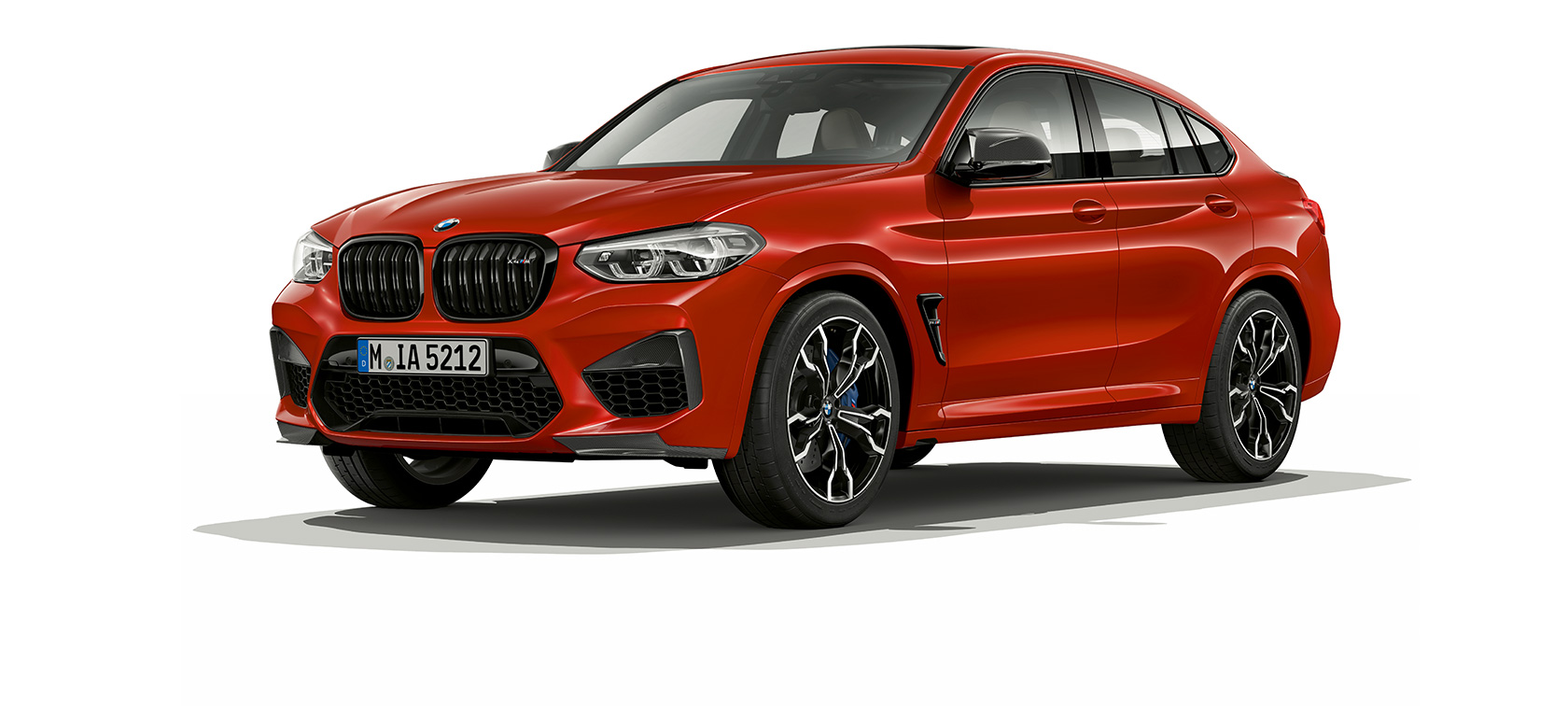 BMW X4 Μ Competition, πλαϊνή λήψη τριών τετάρτων. BMW X4 M Competition σε κόκκινο Toronto μεταλλικό, εξωτερικό, πλαϊνή λήψη τριών τετάρτων.