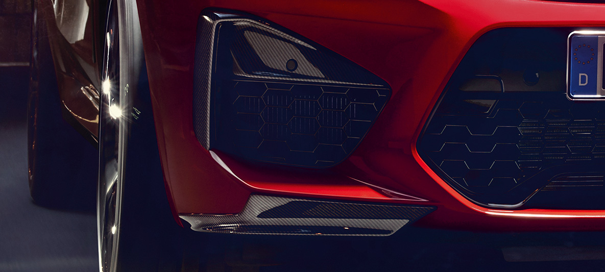BMW X4 M Competition, καλύμματα πλευρικών εισαγωγών αέρα και κάτω αεροτομές από ανθρακονήματα. BMW X4 M Competition σε κόκκινο Toronto μεταλλικό, εξωτερικό, πακέτο εξωτερικού εξοπλισμού M Carbon, καλύμματα των πλευρικών εισαγωγών αέρα και κάτω αεροτομές από ανθρακονήματα.