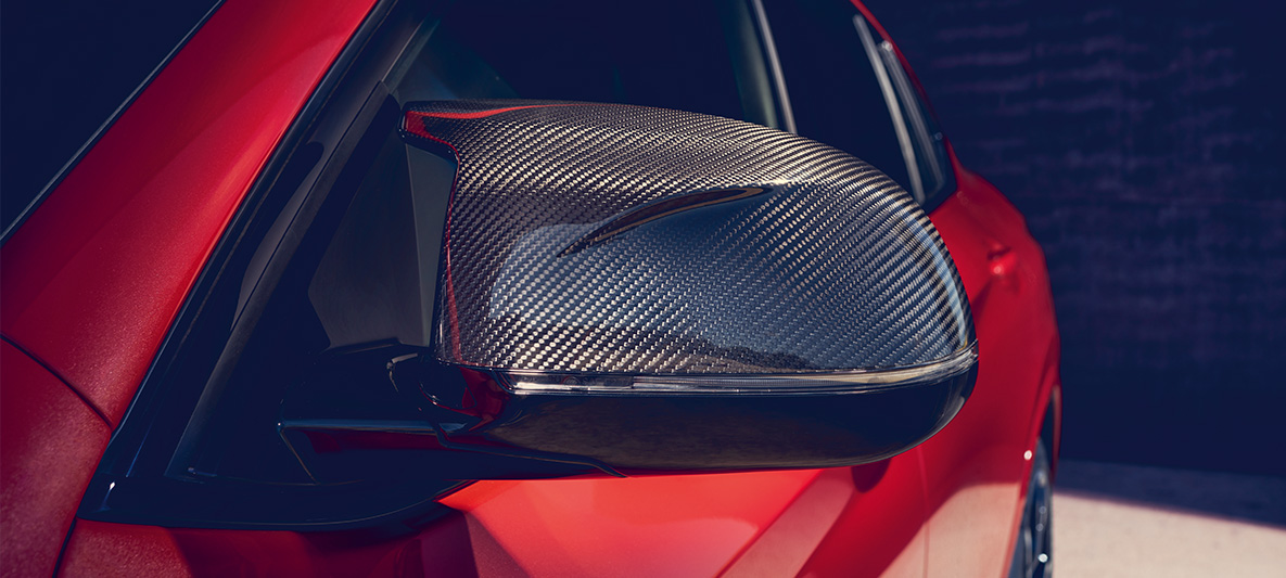 BMW X4 M Competition, καλύμματα εξωτερικών καθρεπτών από ανθρακονήματα. BMW X4 M Competition σε κόκκινο Toronto μεταλλικό, εξωτερικό, πακέτο εξωτερικού εξοπλισμού M Carbon, καλύμματα εξωτερικών καθρεπτών από ανθρακονήματα.