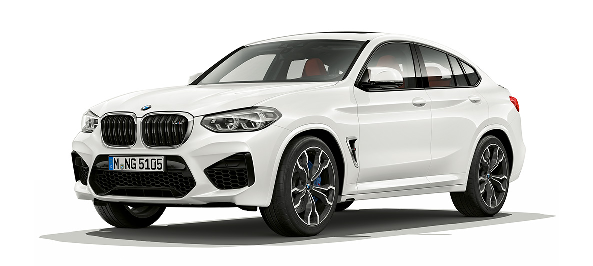 BMW X4 Μ, πλαϊνή λήψη τριών τετάρτων. BMW X4 M σε λευκό Alpine, εξωτερικό, πλαϊνή λήψη τριών τετάρτων.