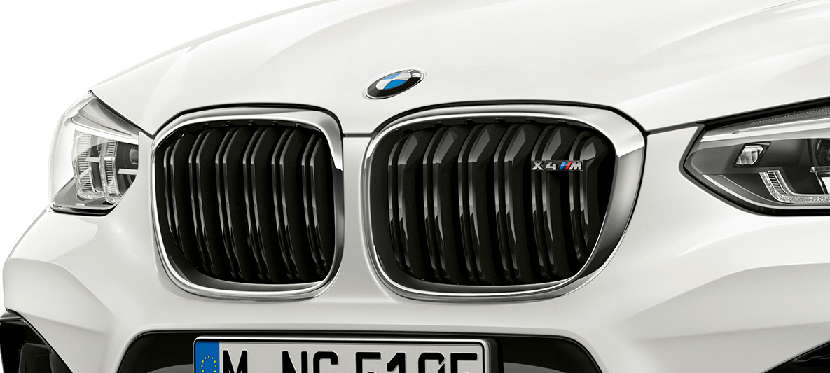 BMW X4 M, μάσκα "νεφρών" Μ. BMW X4 M σε λευκό Alpine, εξωτερικό, μπροστά, μάσκα "νεφρών" Μ με χρωμιωμένες λεπτομέρειες και επιγραφή μοντέλου.