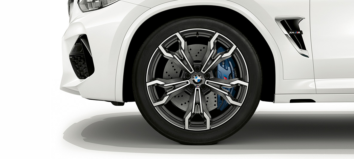 BMW X4 M, ζάντες ελαφρού κράματος 21" Μ σε γκρι Orbit. BMW X4 M σε λευκό Alpine, εξωτερικό, ζάντες ελαφρού κράματος 21" Μ σε γκρι Orbit.